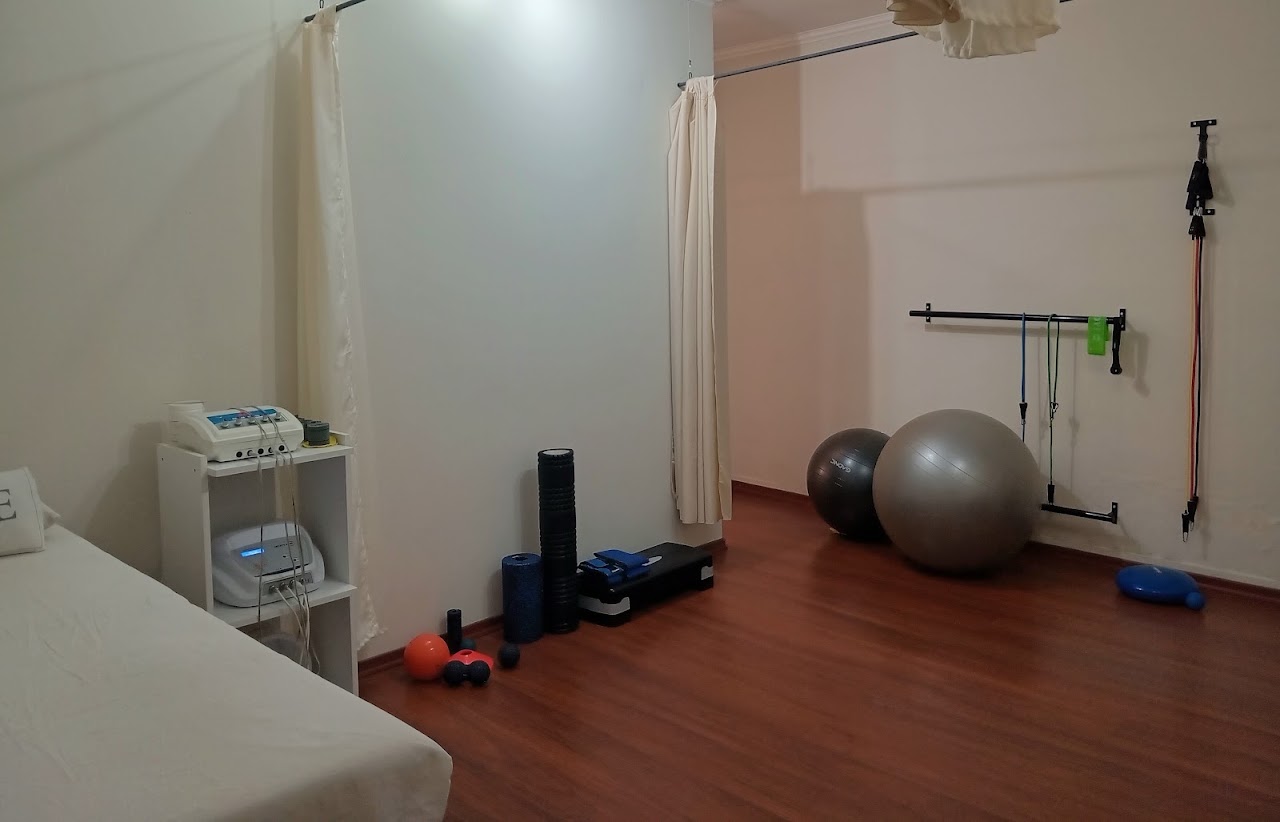 Gimnasio principal con muro de plantas naturales y equipamiento de kinefilaxia
