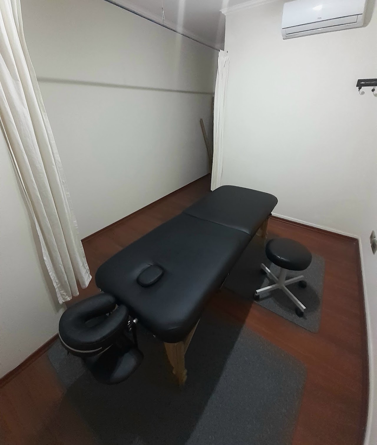 Gabinete privado de fisioterapia y masoterapia con camilla clínica articulada